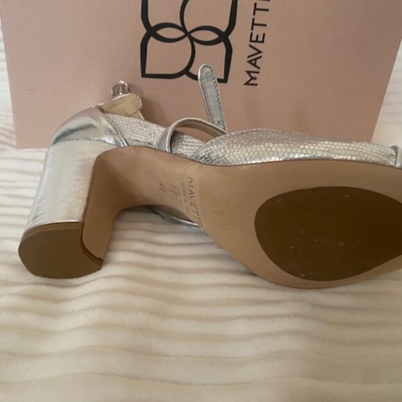 Gorgeous silver Mavette d'Orsay pumps -- never worn! - Picture 5 of 8